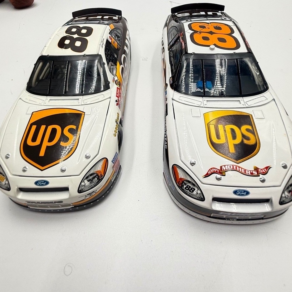 Dale Jarrett #88 UPS 1:24 Diecast Set Ford Taurus 2004 Mother's Day NASCAR